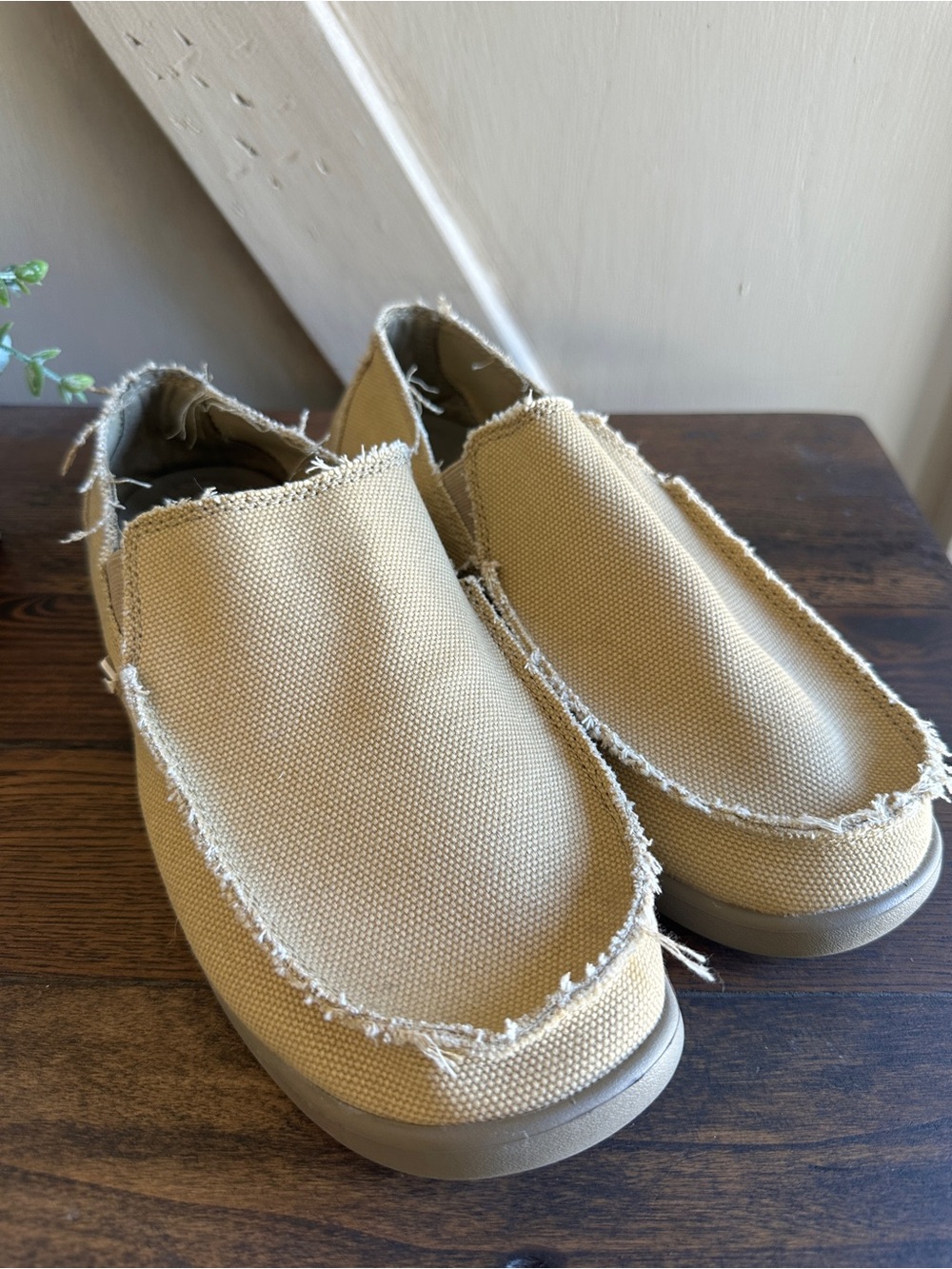 Crocs Santa Cruz Canvas Slip On Loafers Beige Tan Men’s Size 9 Casual Comfort